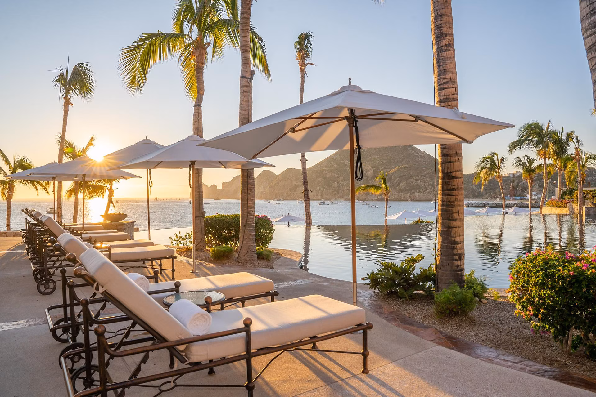 Turquoise bay with white sand beach curving along a palm-lined shore, Medano Beach, Cabo San Lucas, Los Cabos
