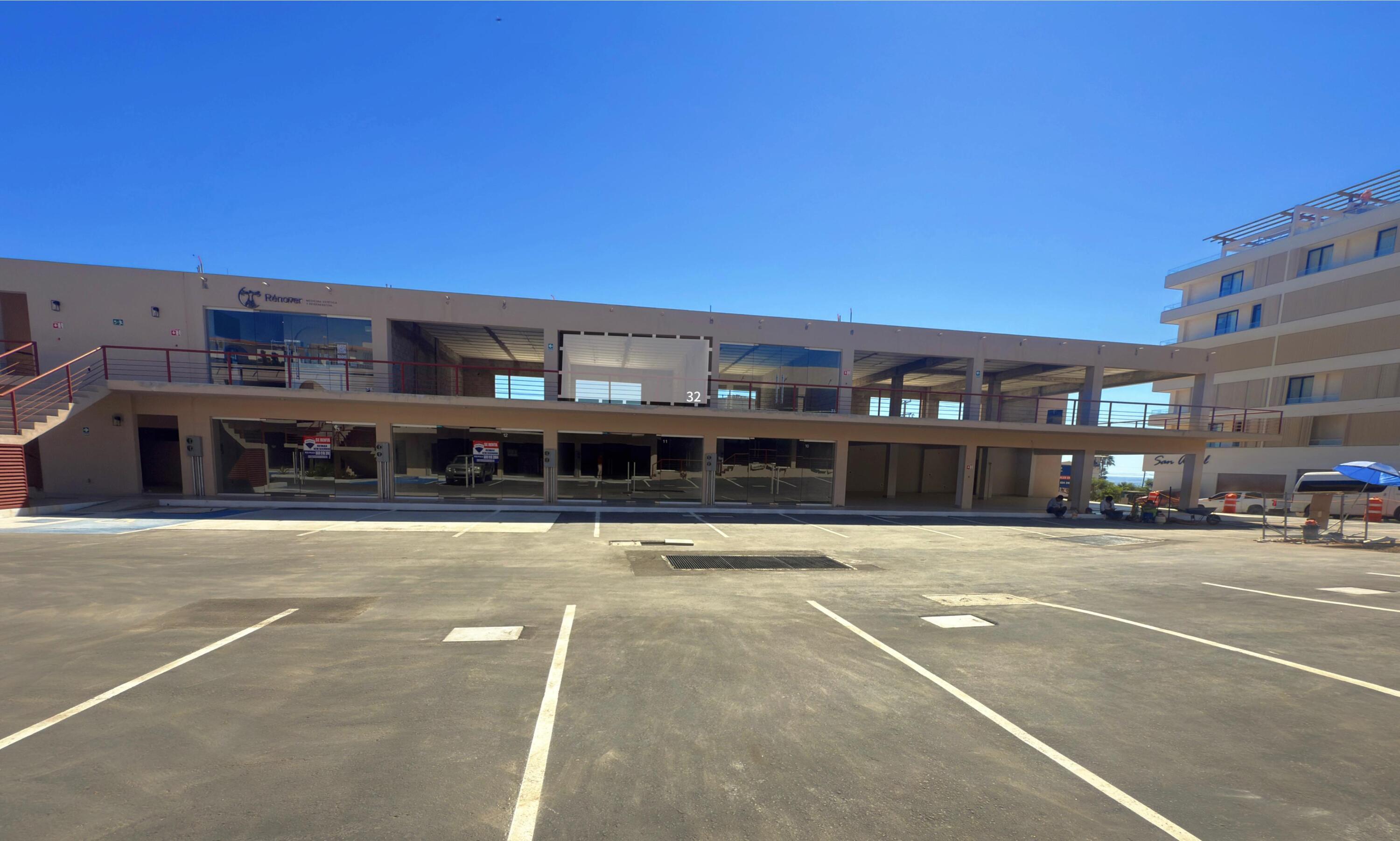 Las Olas Plaza Local 32, Cabo Corridor
